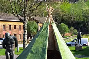 Johild Mæland i parken til Kunsthuset Kabuso