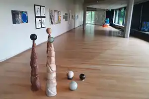 Linda Lid, keramisk skulptur  med oversikt i utstillinga