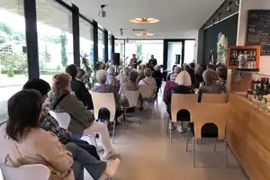 Fullt i foajeen på Kunsthuset Kabuso